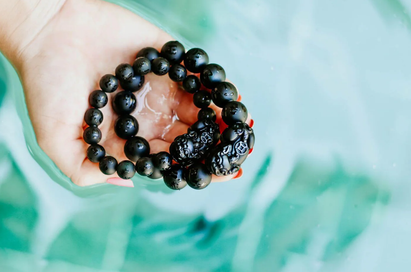 Obsidian Necklace – Meaning, Benefits, Types, and Complete Guide
